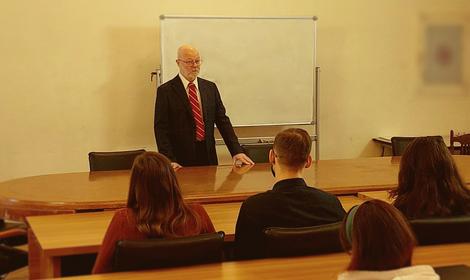 Директор ИОХ РАН, академик Михаил Егоров поздравил аспирантов с успешным поступлением в Институт органической химии