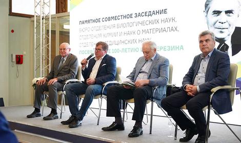 Попавшие в орбиту ИВ. Маститые профессора зовут Илью Васильевича Березина своим научным отцом