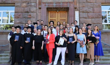 Сегодня выпускники — завтра звезды науки!
