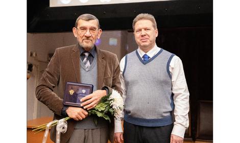 Поздравляем Алексея Игоревича Грандберга с высшей наградой Минобрнауки РФ — знаком «Ветеран»!